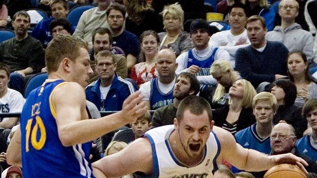 Kevin Love (vpravo) má našlápnuto k rekordu. Kevin Love (vpravo) má našlápnuto k rekordu.