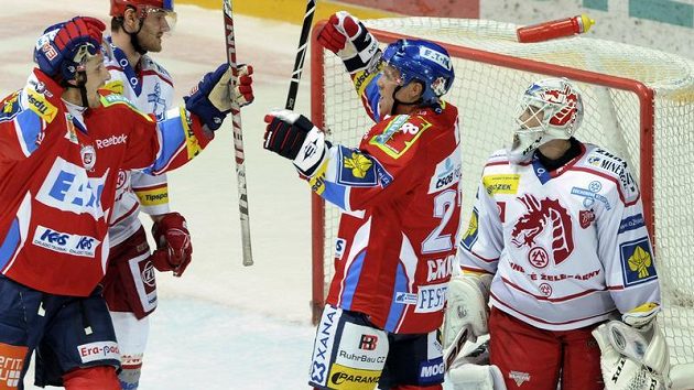 Hokejisté Pardubic Jiří Cetkovský (vlevo) a Dolby Genoway (druhý zprava) se radují z branky do sítě Tomáše Duby z Třince. Hokejisté Pardubic Jiří Cetkovský (vlevo) a Dolby Genoway (druhý zprava) se radují z branky do sítě Tomáše Duby z Třince.