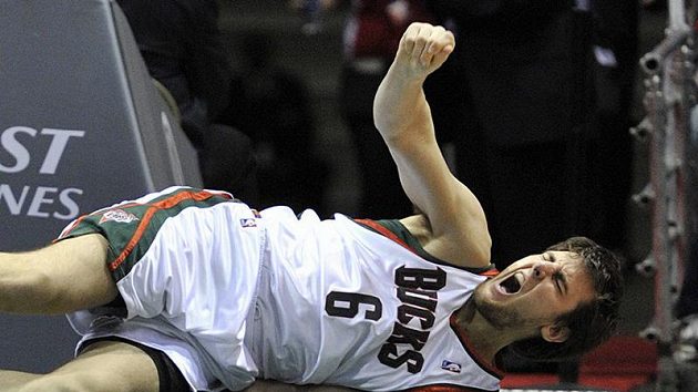 Andrew Bogut se svíjí v bolestech po zákroku hráče Phoenixu. Andrew Bogut se svíjí v bolestech po zákroku hráče Phoenixu.