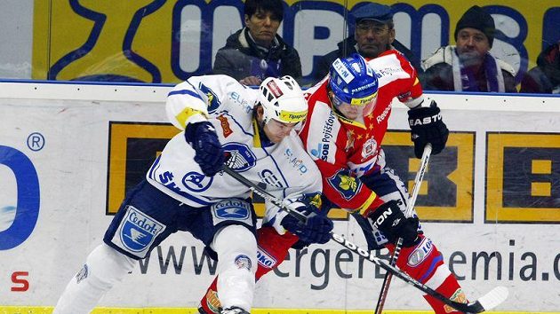 Zámořský souboj v estralize - plzeňský Lammers (vlevo) a pardubický Pineault. Zámořský souboj v estralize - plzeňský Lammers (vlevo) a pardubický Pineault.