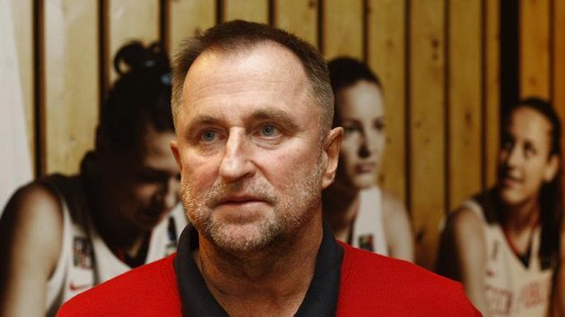 Trenér českých basketbalistek Lubor Blažek Trenér českých basketbalistek Lubor Blažek