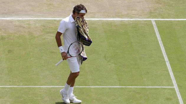 Roger Federer během zápasu s Berdychem ve Wimbledonu Roger Federer během zápasu s Berdychem ve Wimbledonu