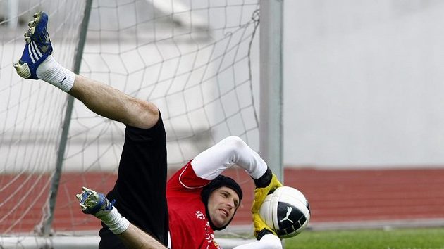 Brankář Petr Čech na tréninku reprezentace. Brankář Petr Čech na tréninku reprezentace.