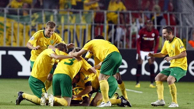 Fotbalisté Žiliny oslavují jednu z branek proti Spartě Fotbalisté Žiliny oslavují jednu z branek proti Spartě