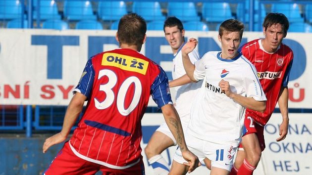Brankář hostů Tomáš Bureš vyráží střelu Jána Greguše z Baníku, zády je Martin Husár z Brna. Brankář hostů Tomáš Bureš vyráží střelu Jána Greguše z Baníku, zády je Martin Husár z Brna.