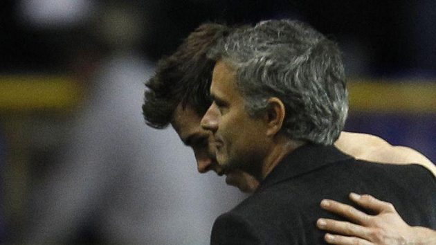 José Mourinho přijímá gratulaci od Garetha Balea z Tottenhamu José Mourinho přijímá gratulaci od Garetha Balea z Tottenhamu