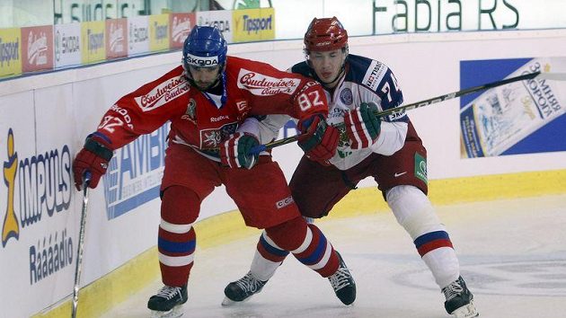 Český reprezentant Michal Vondrka svádí souboj u mantinelu s Rusem Jemelinem. Český reprezentant Michal Vondrka svádí souboj u mantinelu s Rusem Jemelinem.