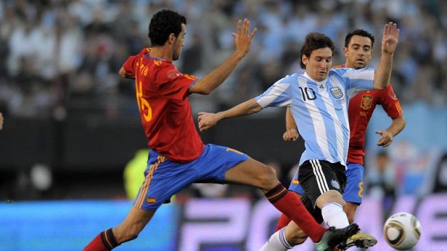 Lionel Messi (vpravo) prochází kolem Španěla Xaviho Hernandeze. Lionel Messi (vpravo) prochází kolem Španěla Xaviho Hernandeze.