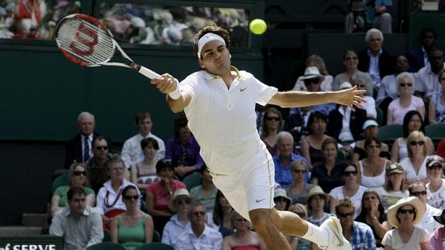 Švýcarský tenista Roger Federer během čtvrtfinálového zápasu Wimbledonu proti Ivu Karlovičovi z Chrovatska Švýcarský tenista Roger Federer během čtvrtfinálového zápasu Wimbledonu proti Ivu Karlovičovi z Chrovatska