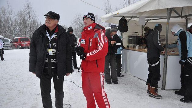Odpoledne se prezident Václav Klaus (vlevo) vítal pod můstkem s Jakubem Jandou. Odpoledne se prezident Václav Klaus (vlevo) vítal pod můstkem s Jakubem Jandou.