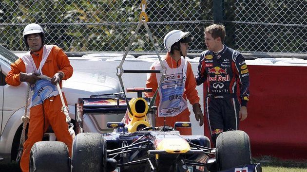 Monopost Red Bull, který naboural Sebastian Vettel (vpravo) při tréninku na okruhu v Suzuce. Monopost Red Bull, který naboural Sebastian Vettel (vpravo) při tréninku na okruhu v Suzuce.