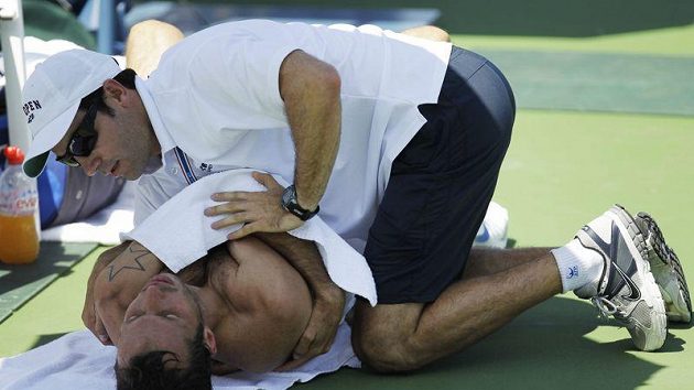Radek Štěpánek v péči lékařů na US Open. Radek Štěpánek v péči lékařů na US Open.