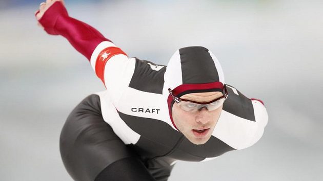 Lotyšský rychlobruslař Haralds Silovs během olympijského závodu na 5 000 metrů Lotyšský rychlobruslař Haralds Silovs během olympijského závodu na 5 000 metrů