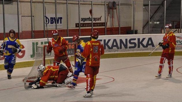 Hradečtí hokejbalisté (v červeném) v semifinálovém zápase s pražským Kovem. Hradečtí hokejbalisté (v červeném) v semifinálovém zápase s pražským Kovem.
