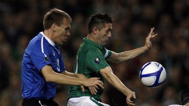 Estonec Taavi Rahn hlídá irského reprezentanta Robbieho Keana v odvetě baráže o postup na EURO 2012 v Dublinu. Estonec Taavi Rahn hlídá irského reprezentanta Robbieho Keana v odvetě baráže o postup na EURO 2012 v Dublinu.