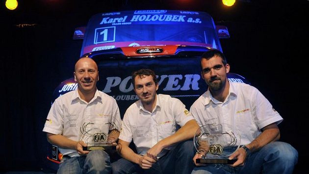 Členové truckového týmu Buggyra (zleva) technický ředitel Mario Kress, mistr Evropy David Vršecký a manažer týmu Jan Kalivoda. Členové truckového týmu Buggyra (zleva) technický ředitel Mario Kress, mistr Evropy David Vršecký a manažer týmu Jan Kalivoda.