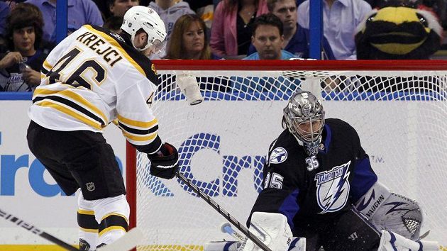 Útočník Bostonu David Krejčí před brankářem Tampy Bay Dwayne Rolosonem. Útočník Bostonu David Krejčí před brankářem Tampy Bay Dwayne Rolosonem.