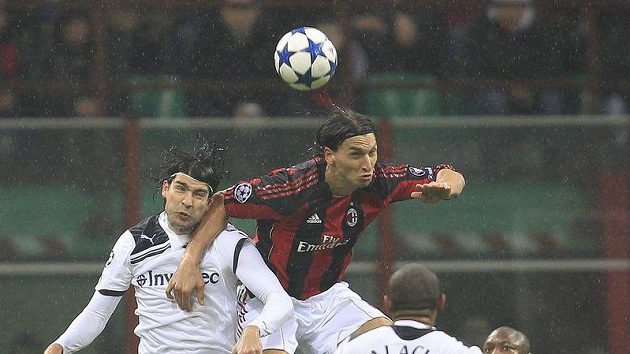 Zlatan Ibrahimovic z AC Milán (uprostřed) se snaží prosadit přes Vedrana Corluku z Tottenhamu. Zlatan Ibrahimovic z AC Milán (uprostřed) se snaží prosadit přes Vedrana Corluku z Tottenhamu.