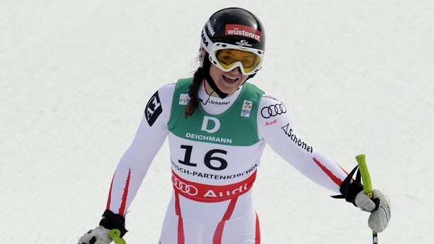 Rakušanka Elisabeth Görglová má důvod k úsměvu. Na MS v Ga-Pa vyhrála po superobřím slalomu i sjezd. Rakušanka Elisabeth Görglová má důvod k úsměvu. Na MS v Ga-Pa vyhrála po superobřím slalomu i sjezd.