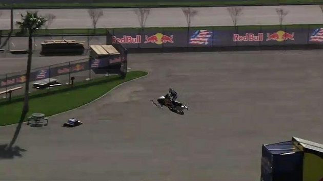 Levi LaVallee plachtí na sněžném skútru pro světový rekord. Levi LaVallee plachtí na sněžném skútru pro světový rekord.