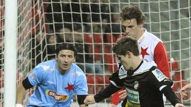 Václav Pilař z Plzně útočí na branku Slavie, za ním Milan Nitranský a brankář Kamil Čontofalský (oba ze Slavie). Václav Pilař z Plzně útočí na branku Slavie, za ním Milan Nitranský a brankář Kamil Čontofalský (oba ze Slavie).