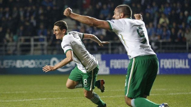 Irský fotbalista Keith Andrews (vlevo) oslavuje vstřelený gól do sítě Estonska. Irský fotbalista Keith Andrews (vlevo) oslavuje vstřelený gól do sítě Estonska.