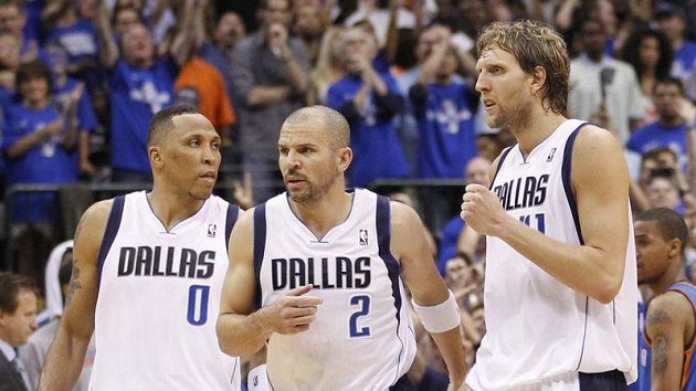 Basketbalisté Dallasu Shawn Marion (vlevo), Jason Kid (uprostřed) a Dirk Nowitzki Basketbalisté Dallasu Shawn Marion (vlevo), Jason Kid (uprostřed) a Dirk Nowitzki