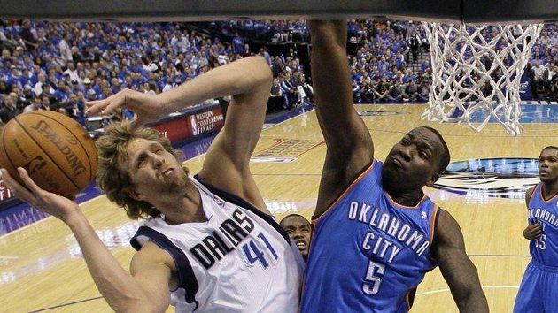 Dirk Nowitzki z Dallasu (vlevo). Dirk Nowitzki z Dallasu (vlevo).