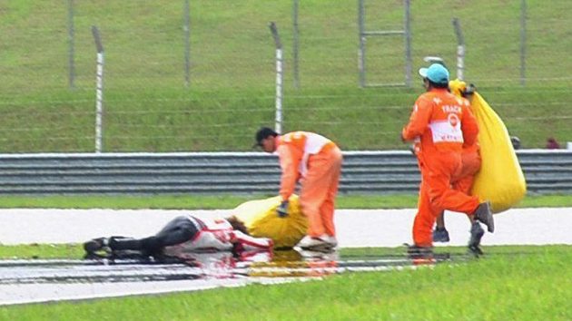 Marco Simoncelli leží bezvládně na trati po smrtelné nehodě v GP Malajsie. Marco Simoncelli leží bezvládně na trati po smrtelné nehodě v GP Malajsie.