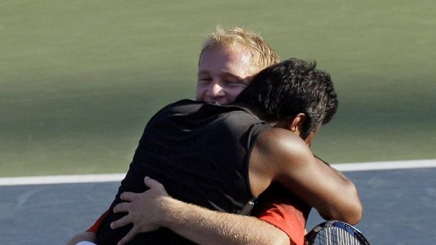 Leander Paes se objímá s Lukášem Dlouhým po vítězství ve finále US Open. Leander Paes se objímá s Lukášem Dlouhým po vítězství ve finále US Open.