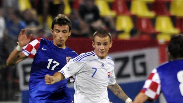 Slovenský záložník Vladimír Weiss mladší (v bílém). Slovenský záložník Vladimír Weiss mladší (v bílém).