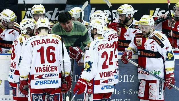 Trenér Slavie Vladimír Růžička udílí pokyny svým svěřencům. Trenér Slavie Vladimír Růžička udílí pokyny svým svěřencům.