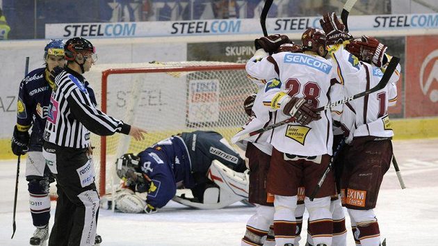 Hráči Sparty se radují z gólu do sítě Vítkovic v 19. kole extraligy. Hráči Sparty se radují z gólu do sítě Vítkovic v 19. kole extraligy.