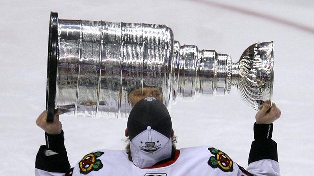 Patrick Kane drží nad hlavou Stanley Cup Patrick Kane drží nad hlavou Stanley Cup