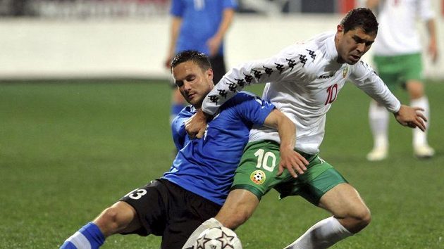 Bulhar Dimitar Makrijev (v bílém) bojuje o míč s Estoncem Martinem Vunkem. Bulhar Dimitar Makrijev (v bílém) bojuje o míč s Estoncem Martinem Vunkem.