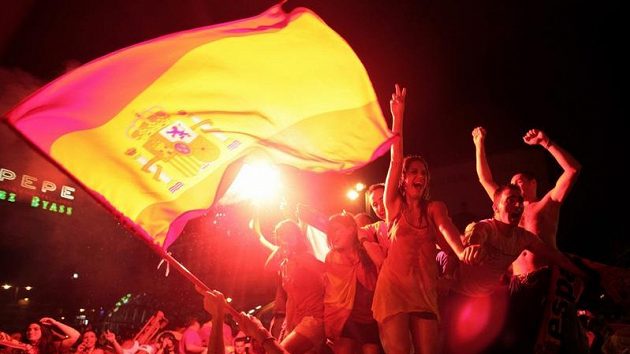 Fanoušci křepčí po vítězství Španělska na MS v centru Madridu. Fanoušci křepčí po vítězství Španělska na MS v centru Madridu.