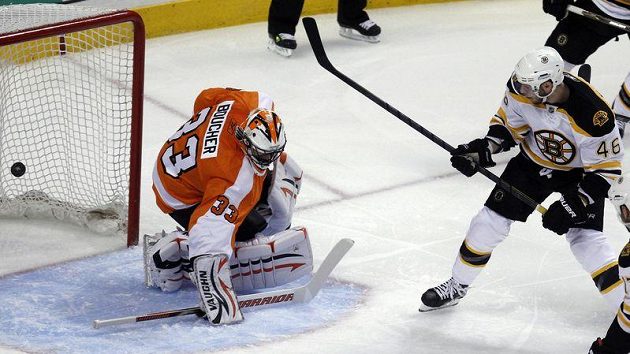 David Krejčí z Bostonu překonává gólmana Philadelphie Bouchera. David Krejčí z Bostonu překonává gólmana Philadelphie Bouchera.