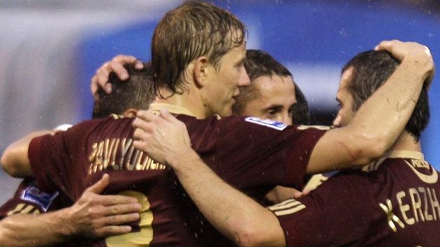 Ruští fotbalisté oslavují branku. Ruští fotbalisté oslavují branku.