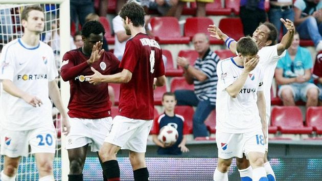 Sparťané Wilfried a Hoheneder se radují z gólu, zato gesta ostravských fotbalistů jsou výrazem bezmoci a zmaru. Sparťané Wilfried a Hoheneder se radují z gólu, zato gesta ostravských fotbalistů jsou výrazem bezmoci a zmaru.