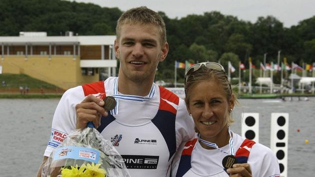 Skifaři Ondřej Synek a Miroslava Knapková s bronzovými medailemi z MS ve veslování v Poznani Skifaři Ondřej Synek a Miroslava Knapková s bronzovými medailemi z MS ve veslování v Poznani