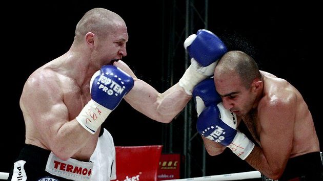 Boxer Lukáš Konečný zasazuje úder Arménu Petrosjanovi. Boxer Lukáš Konečný zasazuje úder Arménu Petrosjanovi.