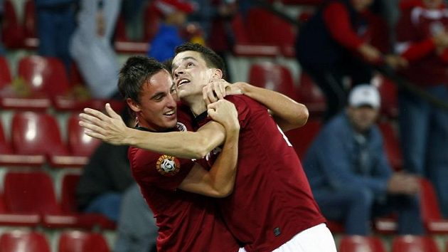 Sparťan Ondřej Kušnír (vpravo) věnoval svůj gól mamince, která mu nedávno zemřela. Sparťan Ondřej Kušnír (vpravo) věnoval svůj gól mamince, která mu nedávno zemřela.