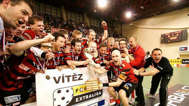 Florbalisté Tatranu Střešovice slaví zisk historicky třináctého extraligového titulu. Florbalisté Tatranu Střešovice slaví zisk historicky třináctého extraligového titulu.
