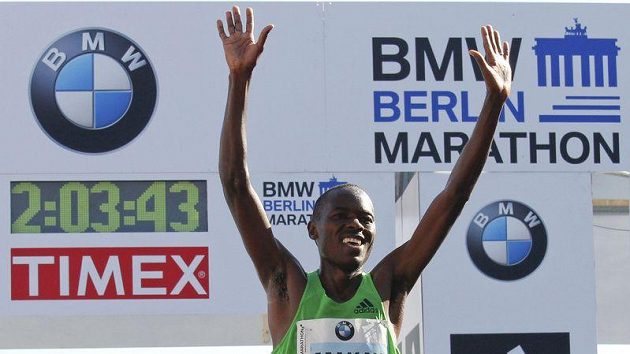 Keňský běžec Patrick Makau po doběhu maratónu v Berlíně, ve kterém překonal světový rekord. Keňský běžec Patrick Makau po doběhu maratónu v Berlíně, ve kterém překonal světový rekord.