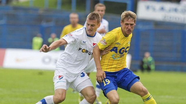 Zleva Radim Řezník z Baníku a Vlastimil Stožický z Teplic. Zleva Radim Řezník z Baníku a Vlastimil Stožický z Teplic.
