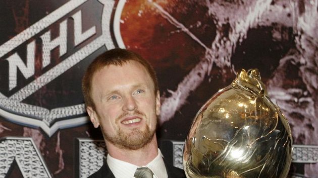 Švédský hokejista Vancouveru Henrik Sedin s trofejí pro Nejužitečnějšího hráče NHL Švédský hokejista Vancouveru Henrik Sedin s trofejí pro Nejužitečnějšího hráče NHL