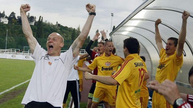 Fotbalisté Dukly se radují povýhře nad Kladnem, která jim pojistila návrat do první ligy. Fotbalisté Dukly se radují povýhře nad Kladnem, která jim pojistila návrat do první ligy.