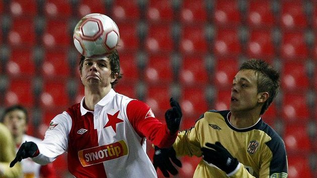 Slávista Jan Zákostelský bráněný Pernicou hlavičkuje v utkání proti Brnu. Slávista Jan Zákostelský bráněný Pernicou hlavičkuje v utkání proti Brnu.
