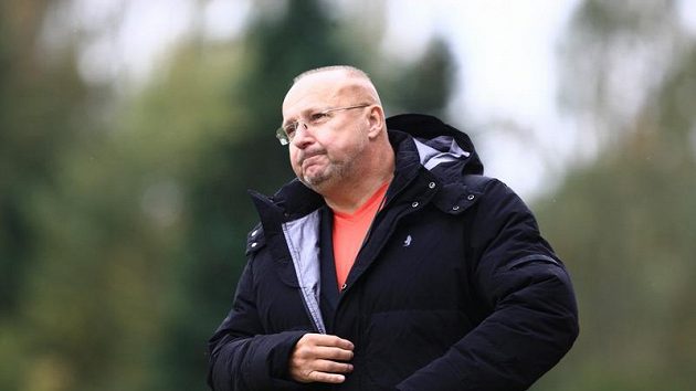Majitel fotbalové Příbrami Jaroslav Starka usedl v den svých pětapadesátin na lavičku a radoval se z výhry. Majitel fotbalové Příbrami Jaroslav Starka usedl v den svých pětapadesátin na lavičku a radoval se z výhry.