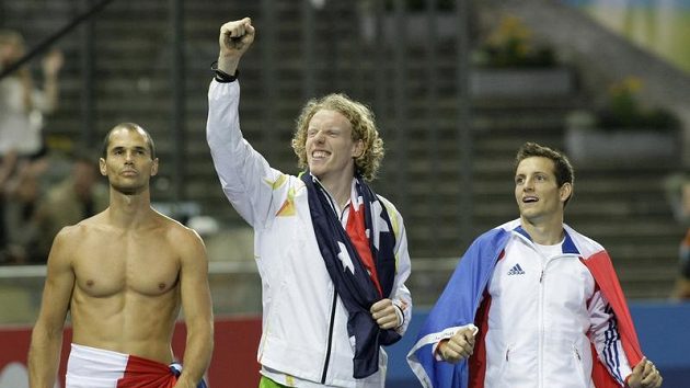 Zlato ve skoku o tyči získal na MS v Berlíně Steven Hooker (uprostřed), stříbro Romain Mesnil (vlevo), bronz pak Renaud Lavillenie Zlato ve skoku o tyči získal na MS v Berlíně Steven Hooker (uprostřed), stříbro Romain Mesnil (vlevo), bronz pak Renaud Lavillenie